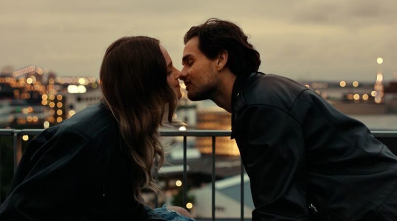 Man en vrouw kussen elkaar.