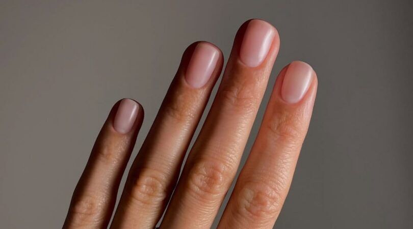 Vrouw met blurred nails.