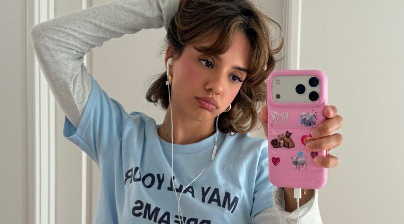 Foto van een influencer. Ze maakt een spiegel selfie.