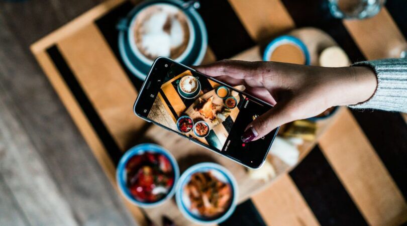 vrouw maakt foto van haar eten