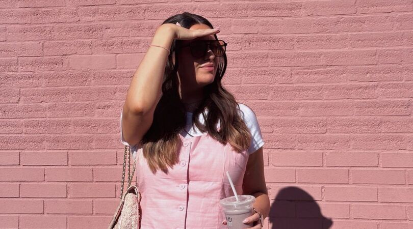 Meisje in roze outfit.