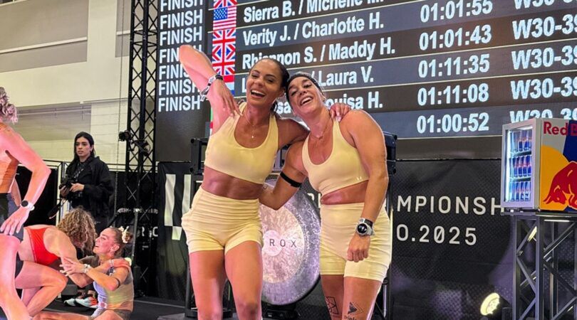 Twee meiden doe mee aan een HYROX.