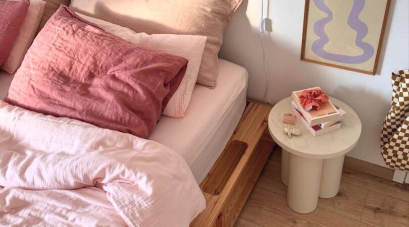 Bed met roze beddengoed.
