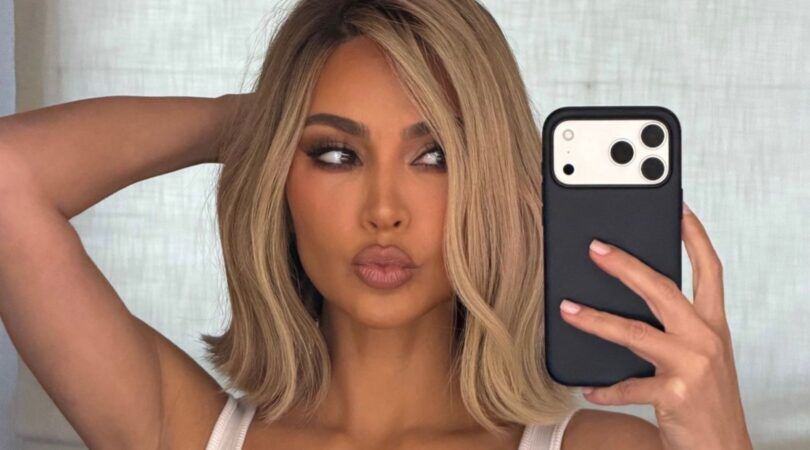 Selfie van Kim Kardashian in de badkamer.