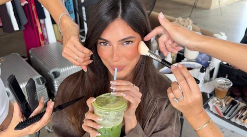 Meisje met make-up kwasten en een matcha.