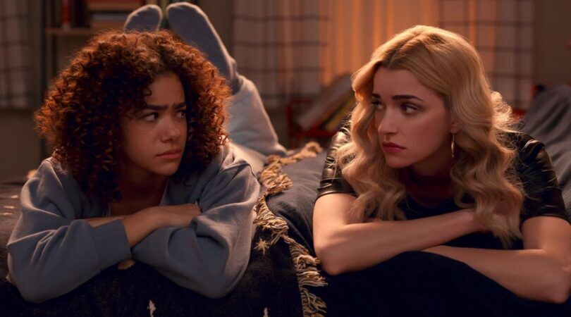 Ginny en Georgia die op bed naar elkaar kijken