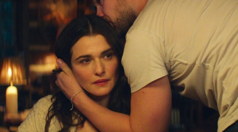 Vrouw wordt gekust op haar hoofd door een man.