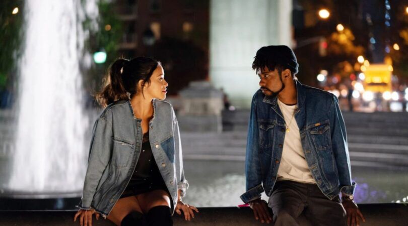 Twee exen zitten naast elkaar bij een fontein.