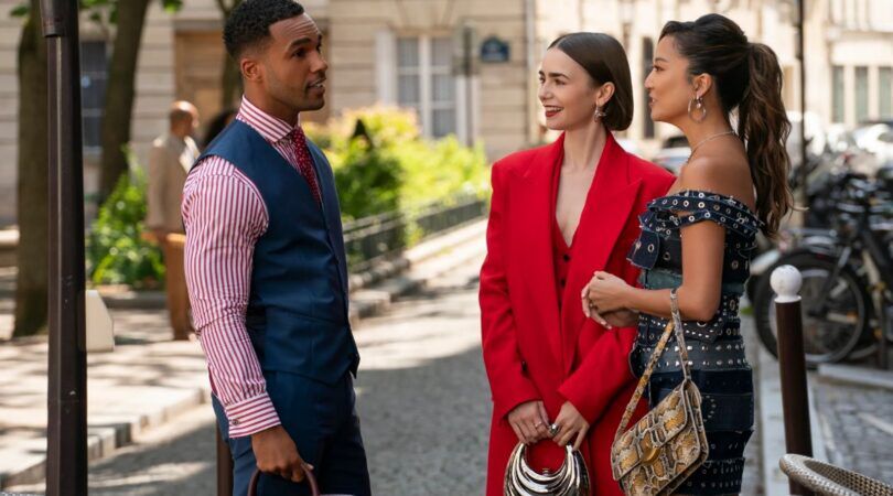 Emily die in gesprek is met andere.