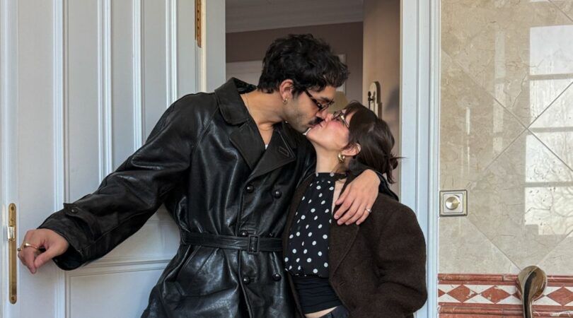 Een koppel kust elkaar.