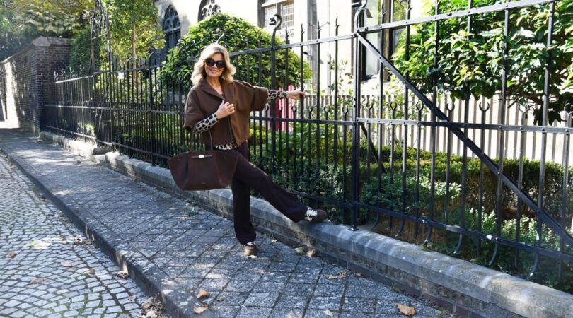 Meisje met travelkleding aan.