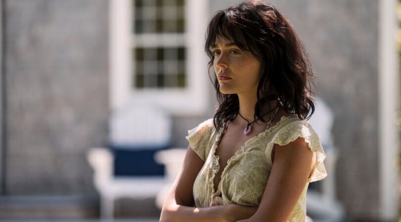 Een vrouw ziet iets verdachts.