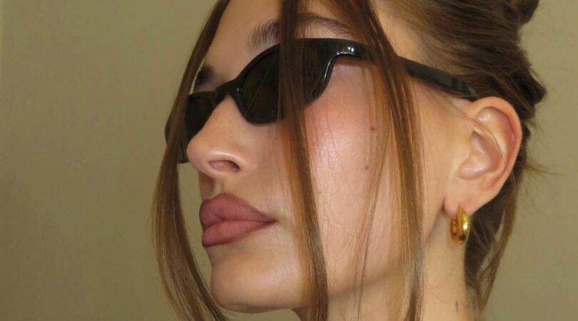 Hailey Bieber met een zonnenbril op.