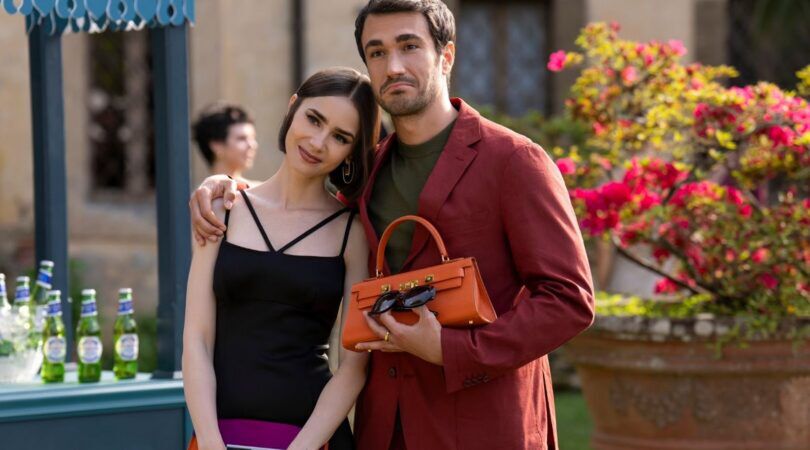 Emily die leunt op een schouder van een man