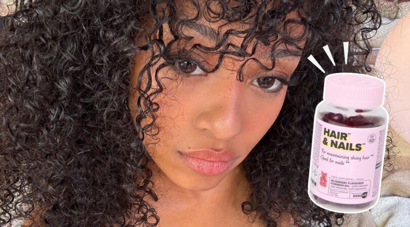 Foto van zangeres Manon Meret, naast haar is een foto van een pot Innovit Hair & Nail Gummies geplakt.