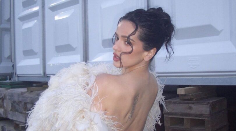 Zangeres Rosal&iacute;a in een witte jurk.