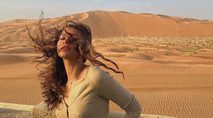 Zendaya in de woestijn.