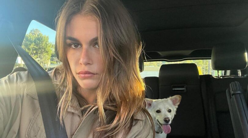 Kaia Gerber poseert voor een selfie.