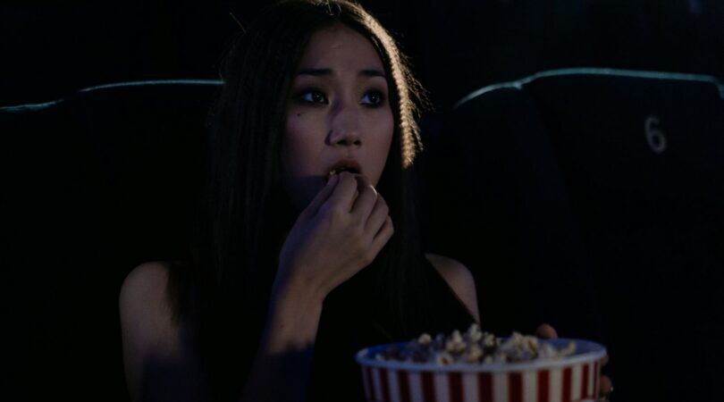 Meisje dat popcorn eet.