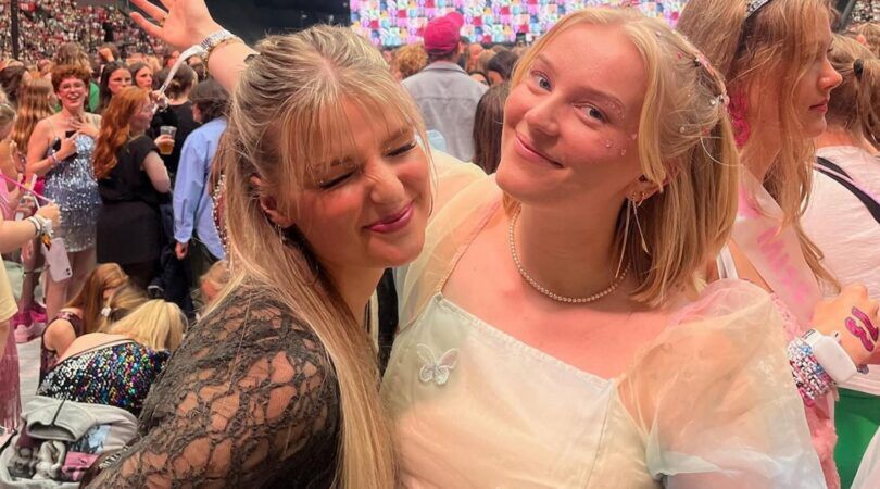 Twee meisjes tijdens een concert.