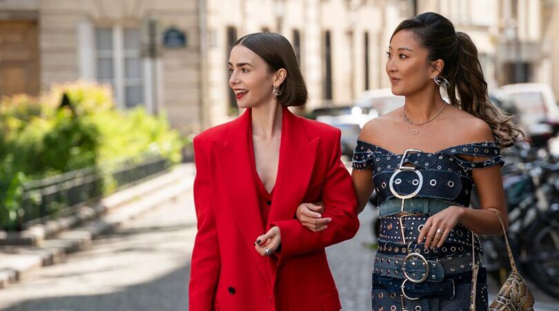 Emily en Mindy lopen arm in arm.