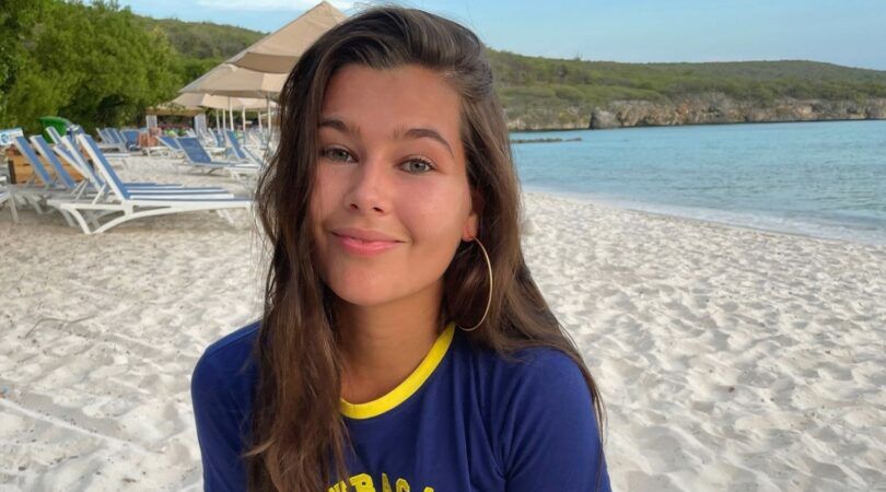 Diva Brons op het strand.