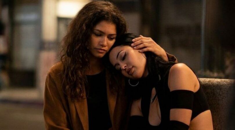 Rue en Maddy op een bankje.