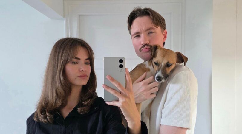 Bram Krikke en Robin H&ouml;lzken-Krikke met hun hond.