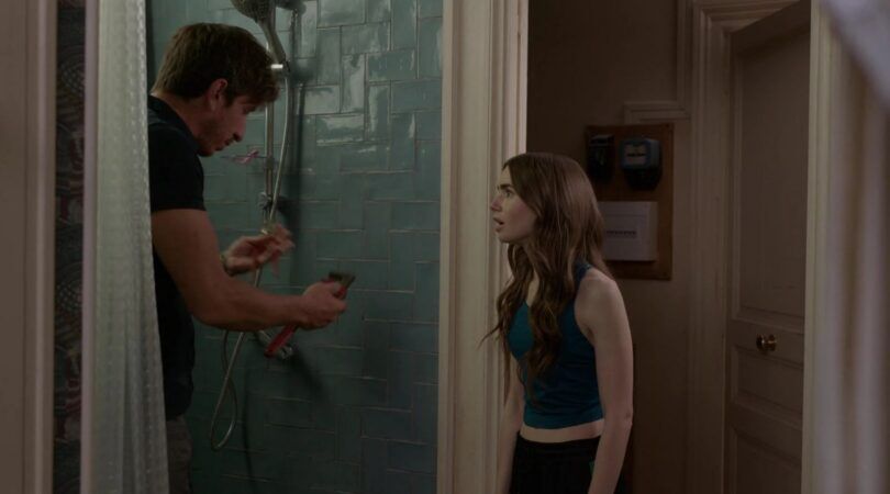 Emily uit Emily in Paris staat voor de douche.