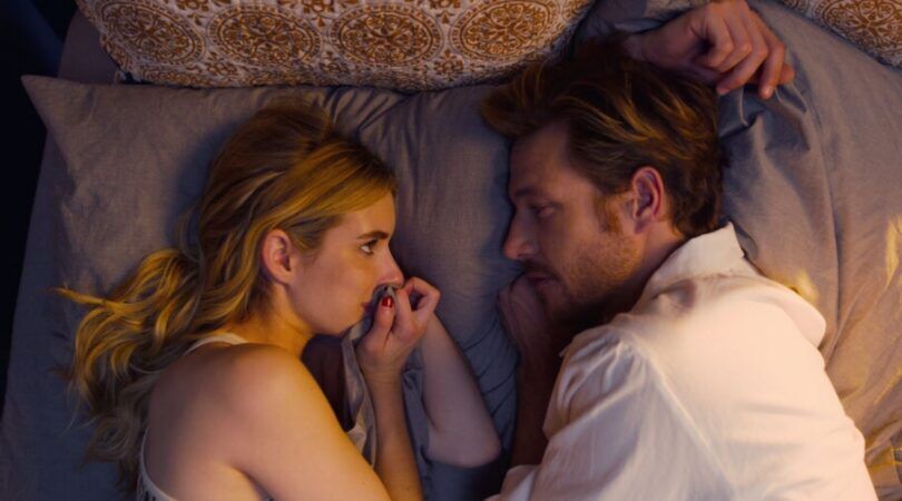 Meisje en man die elkaar aankijken in bed.