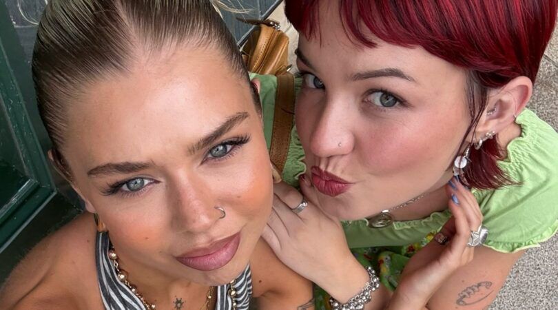 Een selfie van twee meiden.