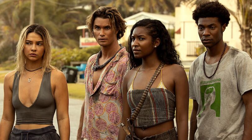 Een vriendengroep kijkt elkaar vragend en licht verbaasd aan.