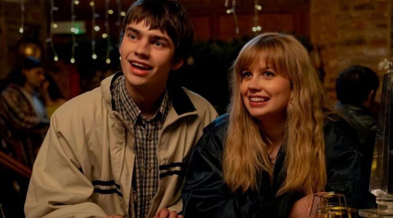 Een jongen en een meisje kijken blij.