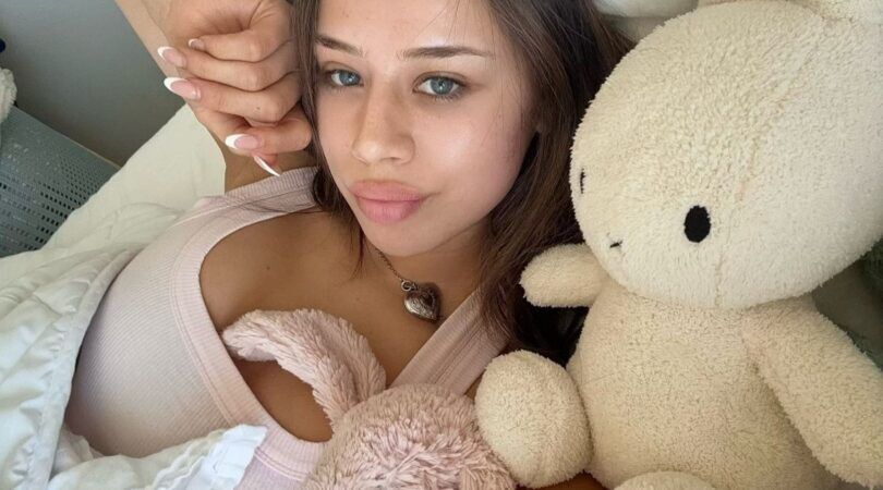Foto van influencer Fernanda Ramirez. Ze ligt in bed met een knuffel. Ze rekt zich uit.