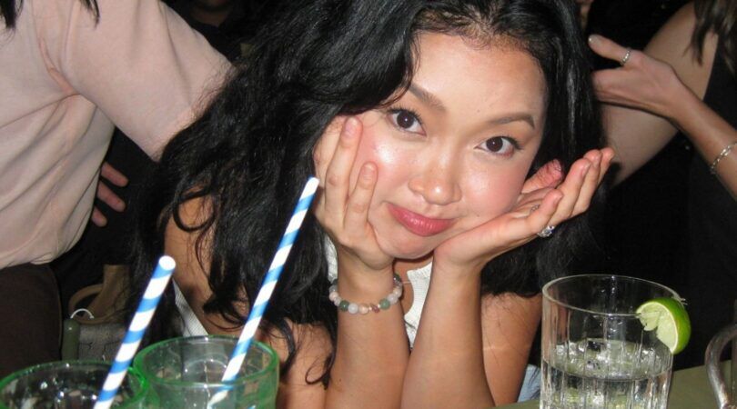 Lana Condor poseert voor een selfie.