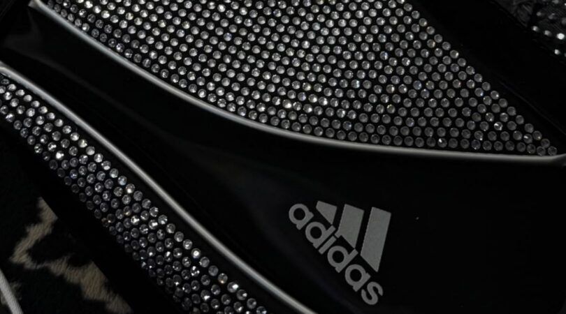 De Adidas tas met strass steentjes.