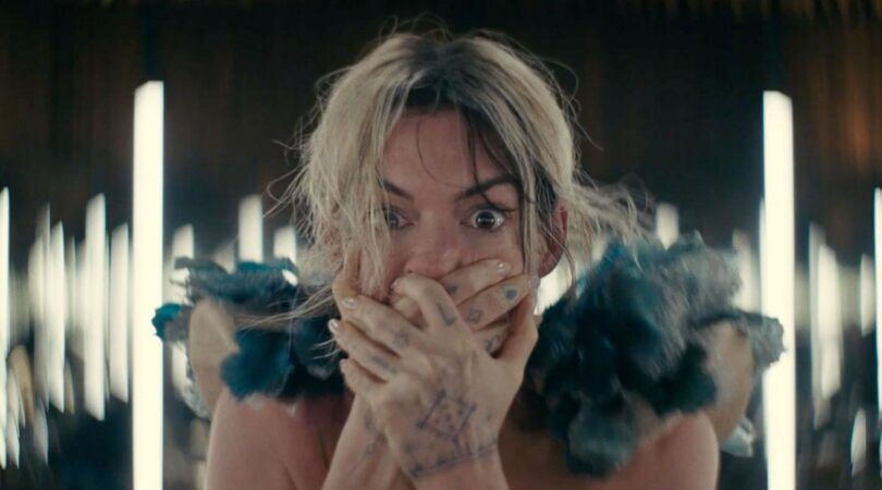 Anne Hathaway in de film Mother Mary.