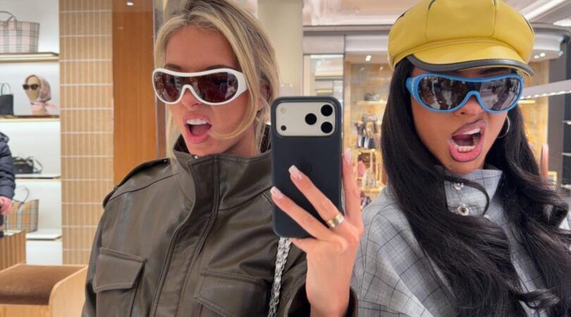 Selfie van twee meiden.