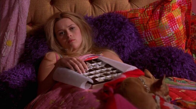 Reese Witherspoon die chocola eet.