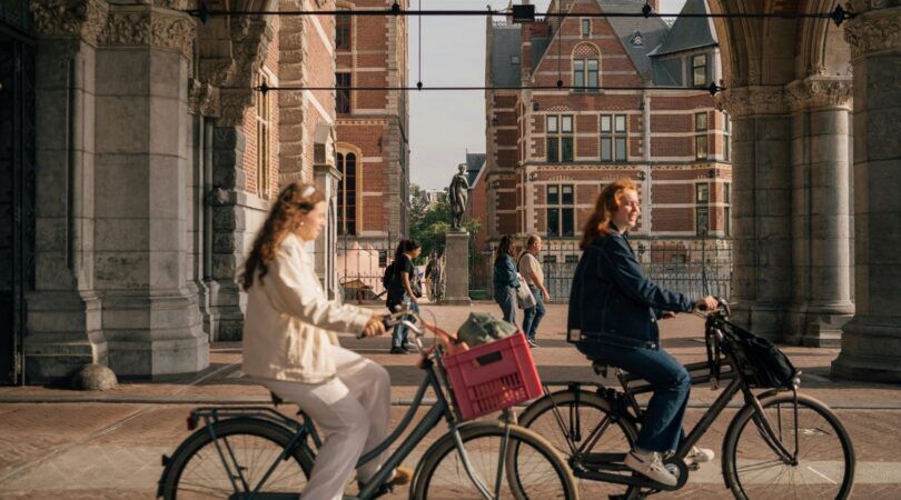 Meiden die op de fiets zitten.