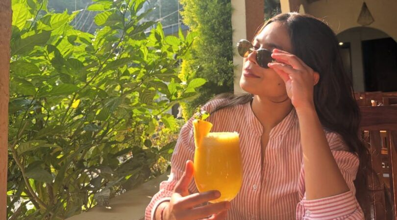 Vrouw met fruitdrankje.