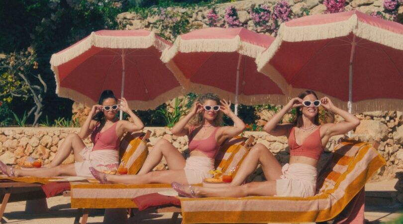 De leden van K3 op het strand.