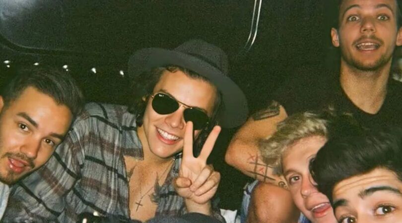 De jongens van One Direction op een oude selfie.