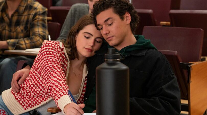 Hannah en Garrett in Off Campus.