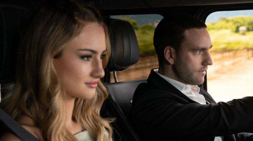 Twee mensen samen in een auto.