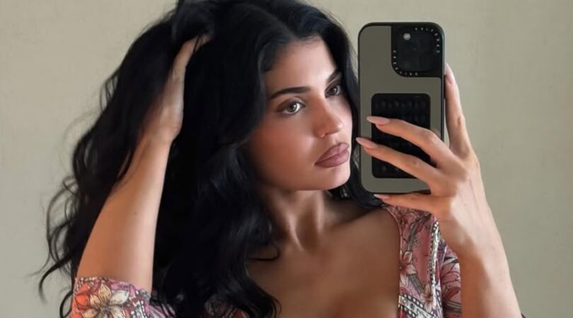 Kylie Jenner met telefoon