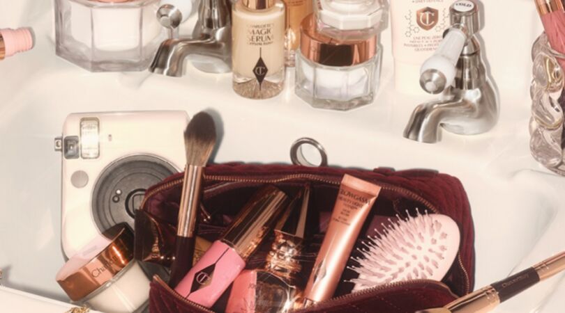 Charlotte Tilbury beautyproducten in en op wasbak.