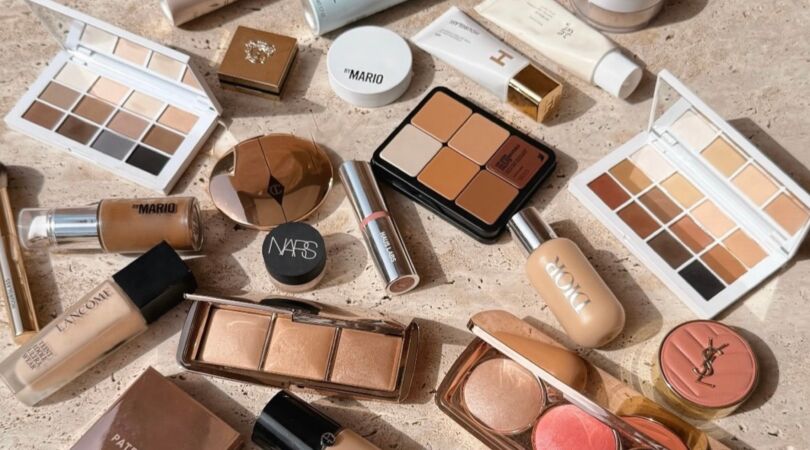 make-up producten op tafel
