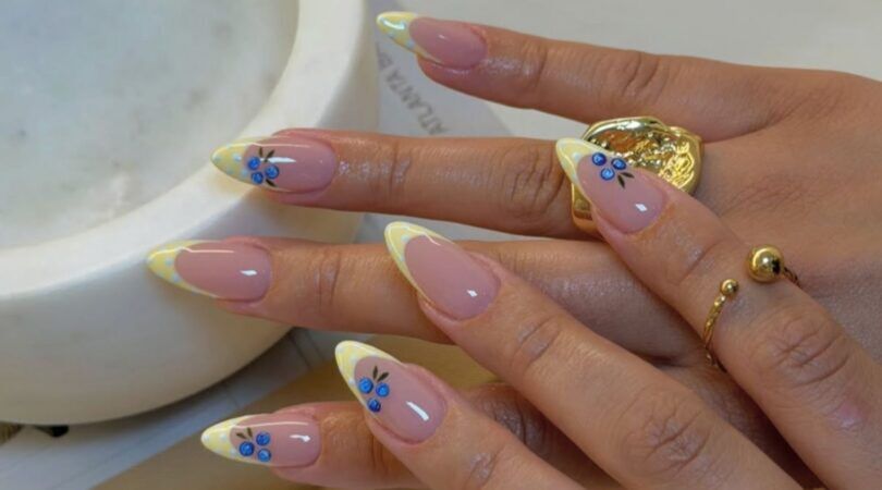 Gele nagels met blauwe besjes