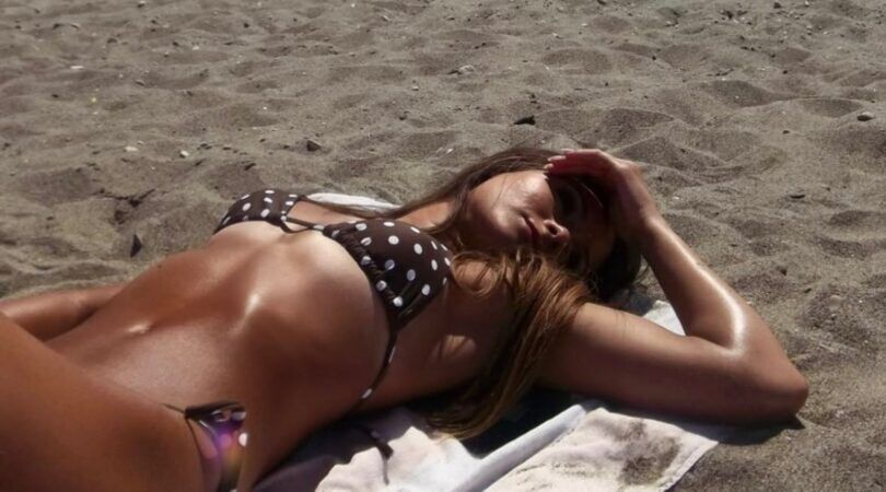 Vrouw op het strand.